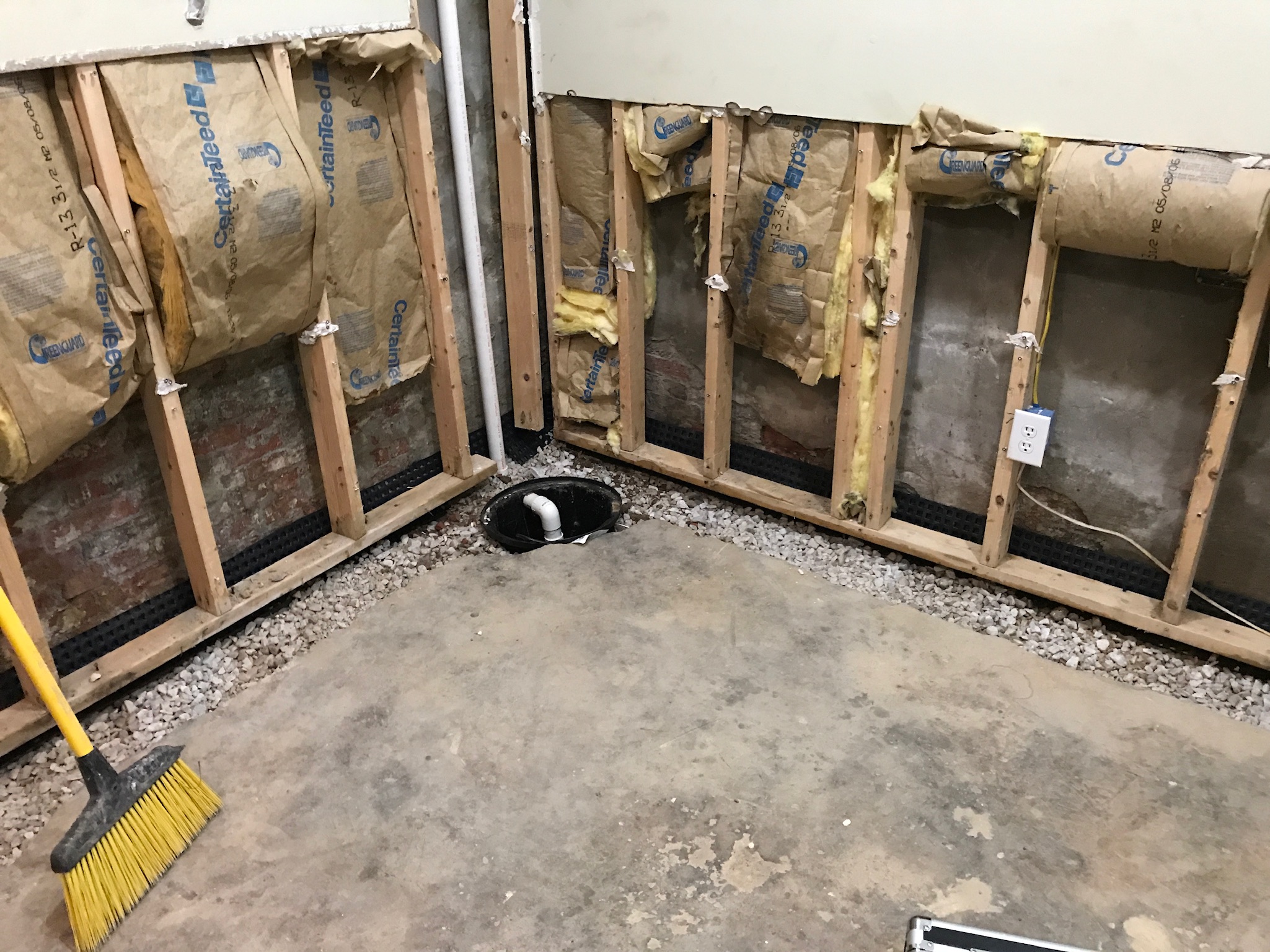 Crawl space encapsulation system with sump pump and drainage